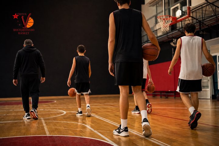 Allenamento di gruppo in palestra con il logo della Virtus Basket Monterotondo